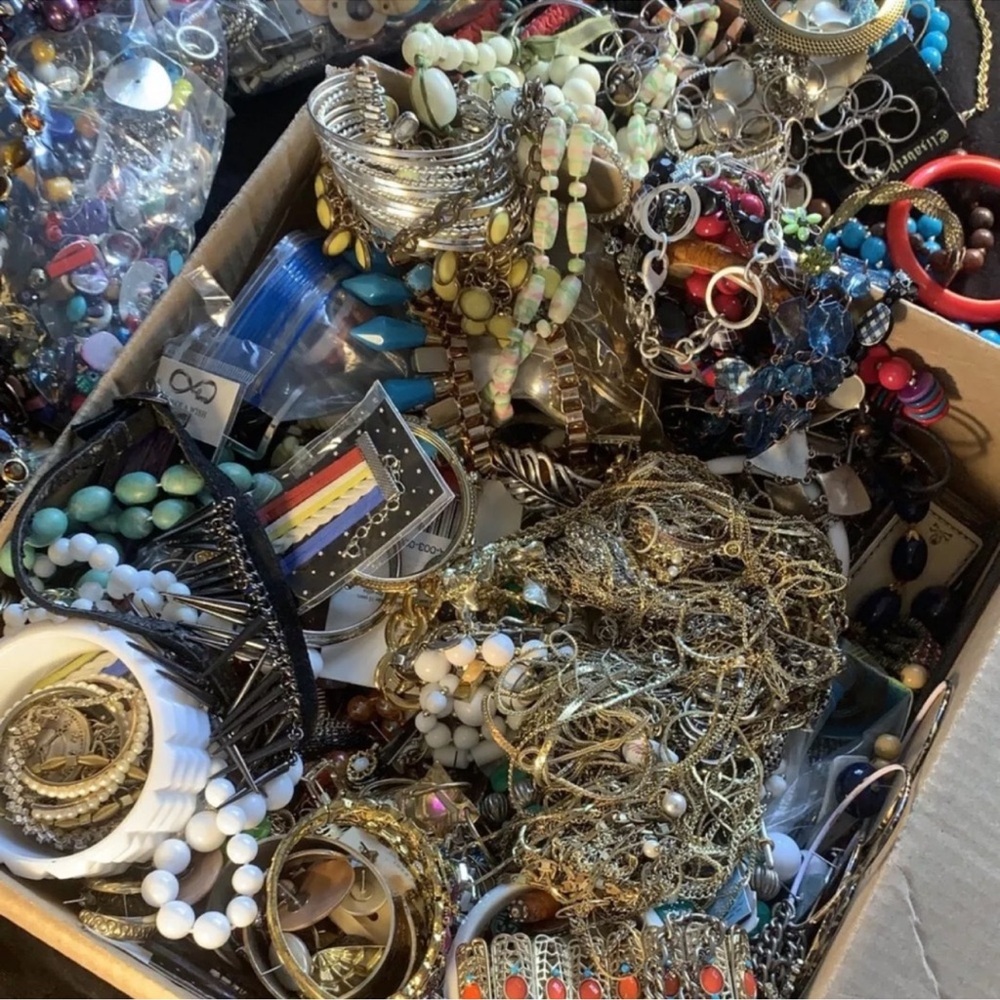 🫦 3 LBs Vintage Modern Jewelry Lot~ bulk unsearched or curated~ wearable repair